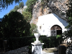 Cagnano ingresso grotta San Michele