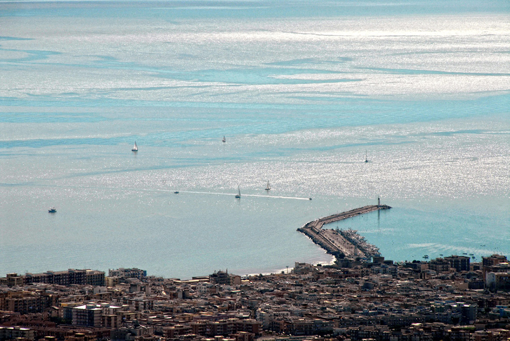 Golfo di Manfredonia con vista porto e velieri