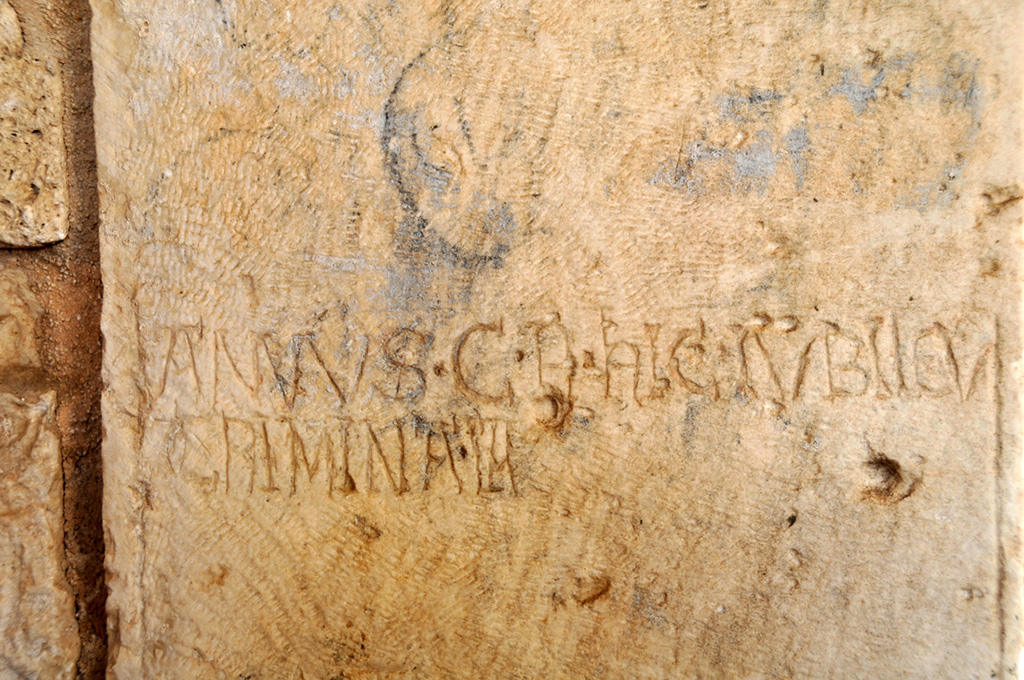 Abbazia di Pulsano scritto in latino su pietra
