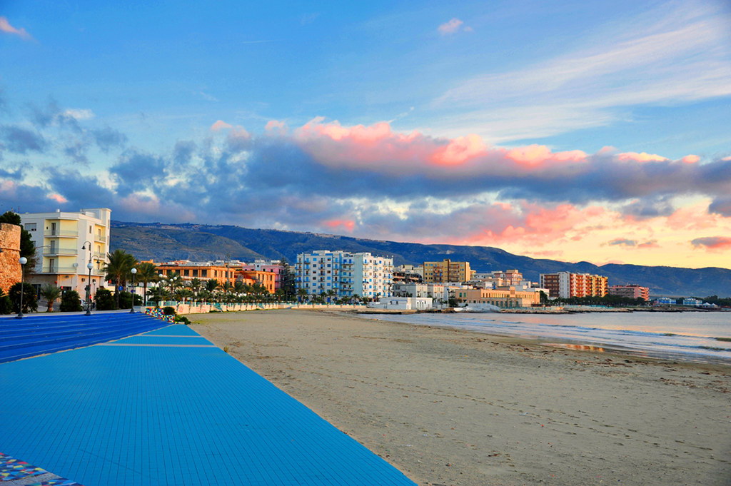 spiaggia castello manfredonia