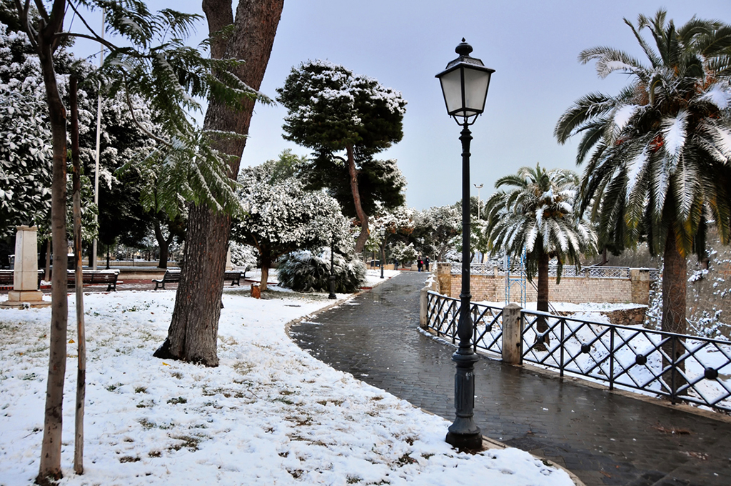 villa comunale imbiancata dalla neve