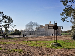 Basilica Siponto e Opera di Edoardo Tresoldi. Foto 003