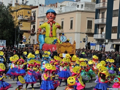 Parata carri allegorici, gruppi mascherati e meraviglie 2015. Foto 131